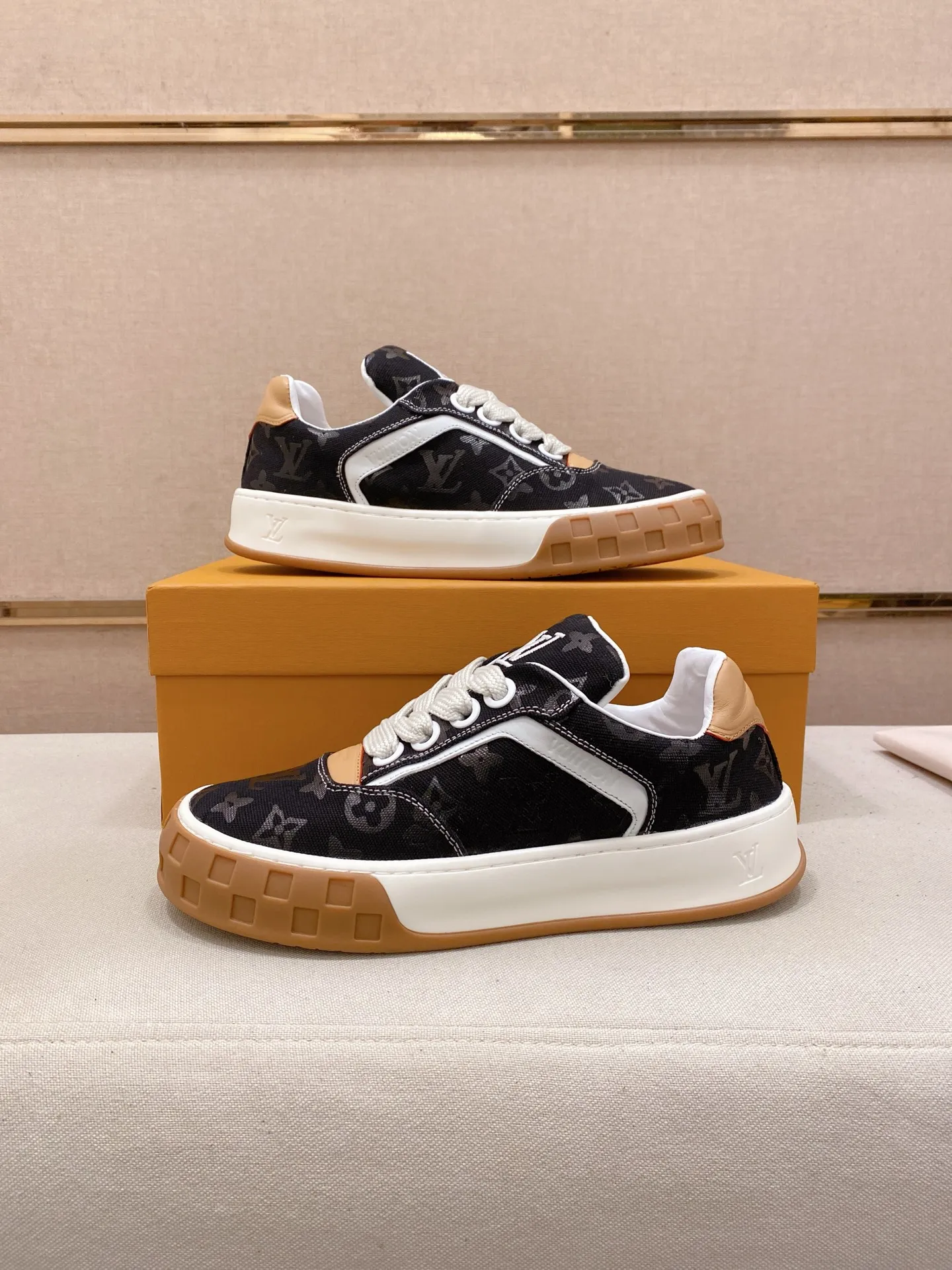 Factory price: 480💰 LV 🫏The colorful interpretation of BUTTERSOFT sneakers combines sheepskin, The colorful interpretation of LV BUTTERSOFT sneakers combines sheepskin and calfskin for a super soft feel. Designed by Pharrell Williams, this '60s-inspired shoe features a padded upper that's been crafted by Louis Vuitton craftsmen to further enhance the comfort of the leather. In addition to the LV initials, it features multiple signatures, including natural leather trim and an embossed pattern of Pharrell Williams and lobster on the side, referencing the Fall/Winter 2025 men’s show. A must-have artifact for fashionistas✅ Code number 38-44